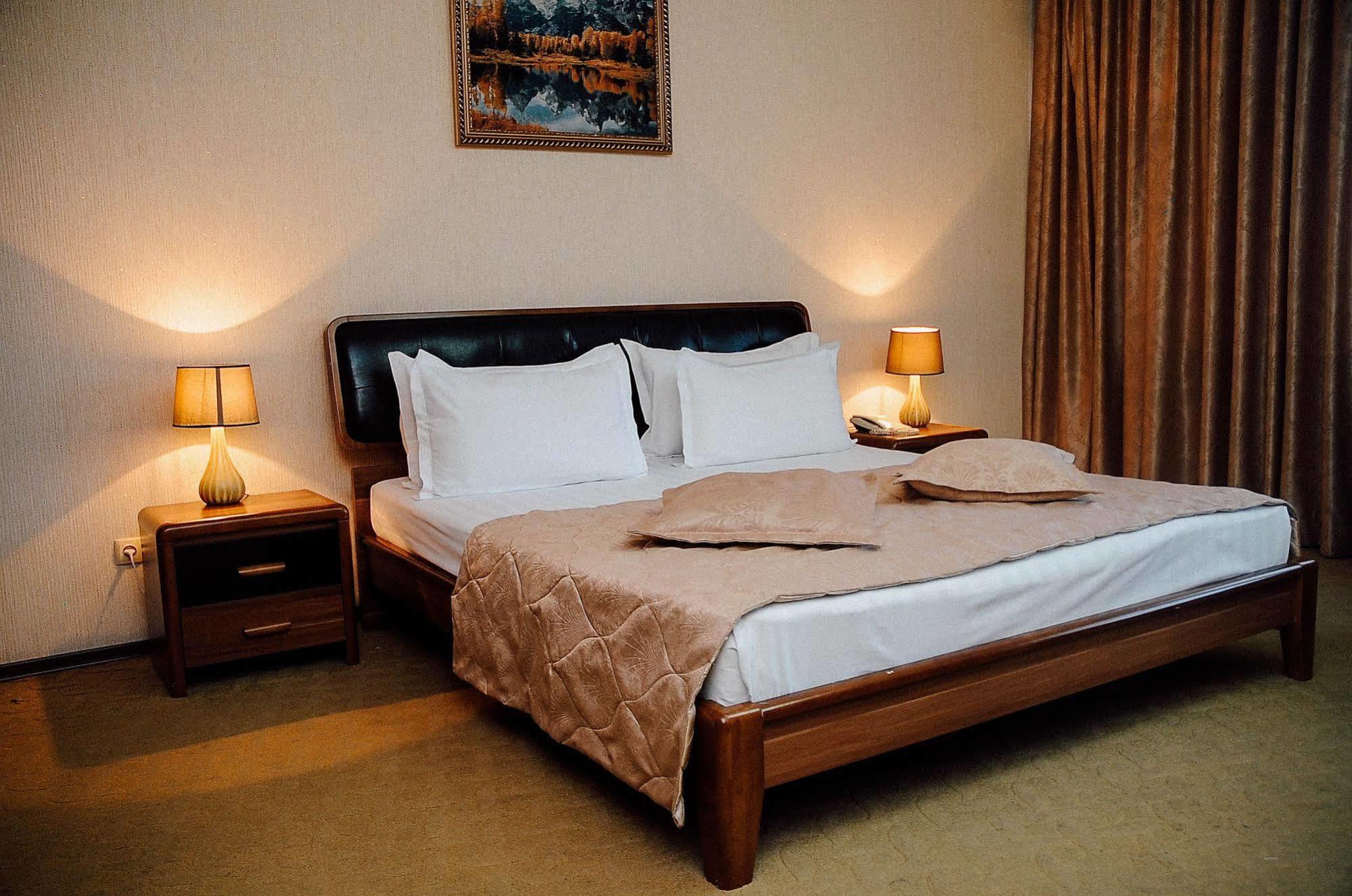 Dostyk Hotel Shymkent Luaran gambar
